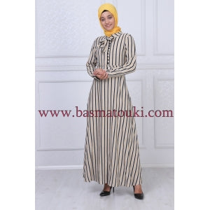 la robe beige à rayure noire et jaune