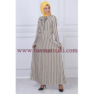 la robe beige à rayure noire et jaune