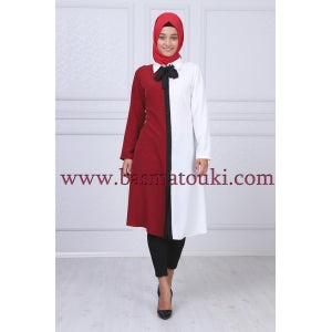 la tunique blanche et bordeaux