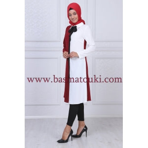 la tunique blanche et bordeaux