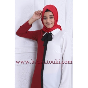 la tunique blanche et bordeaux