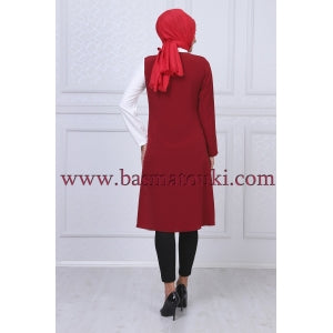 la tunique blanche et bordeaux